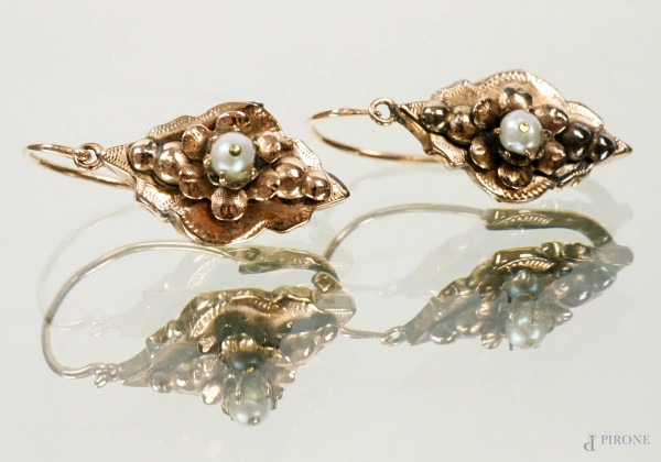 Paio di orecchini in oro basso, pendenti lavorati a sbalzo e centrati da perline, peso gr.2,5
