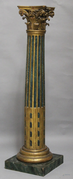 Colonna in legno dorato e intagliato, particolari laccati, XIX sec., H. 118 cm.
