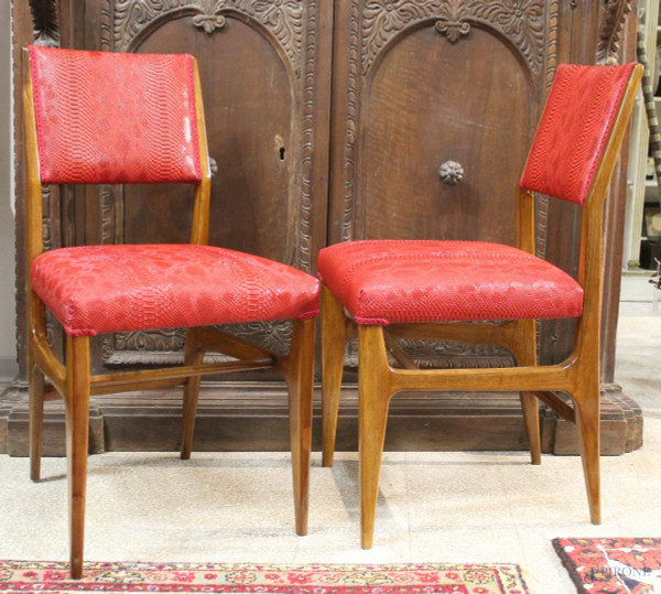 Gi&#242; Ponti - Coppia di sedie in noce con sedile e dorsale in pelle color rossa