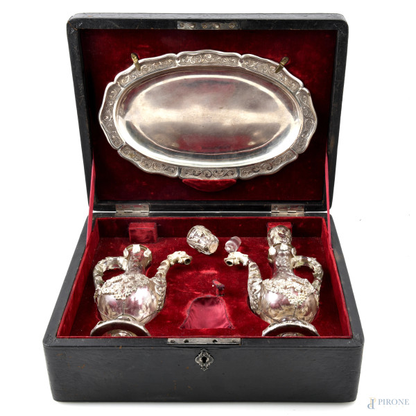 Servito composto da vassoietto in argento e coppia di piccoli versatoi in vetro e inserti in lamina d'argento, XIX secolo, misure massime cm 27,5x18, peso vassoio gr 250, (segni di usura, difetti, rotture)