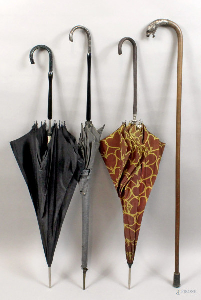 Lotto di tre ombrelli ed un bastone, con manici in metallo argentato e pelle