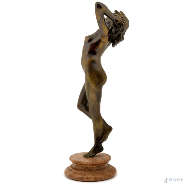 Scultura in bronzo patinato raffigurante nudo di donna su base in marmo, inizi del XX secolo, cm ...