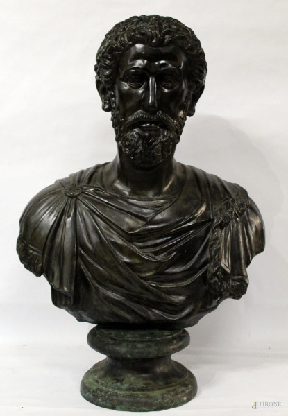 Busto dell&#39;imperatore Adriano, scultura in bronzo brunito con base, inizi XX sec., H 74 cm.