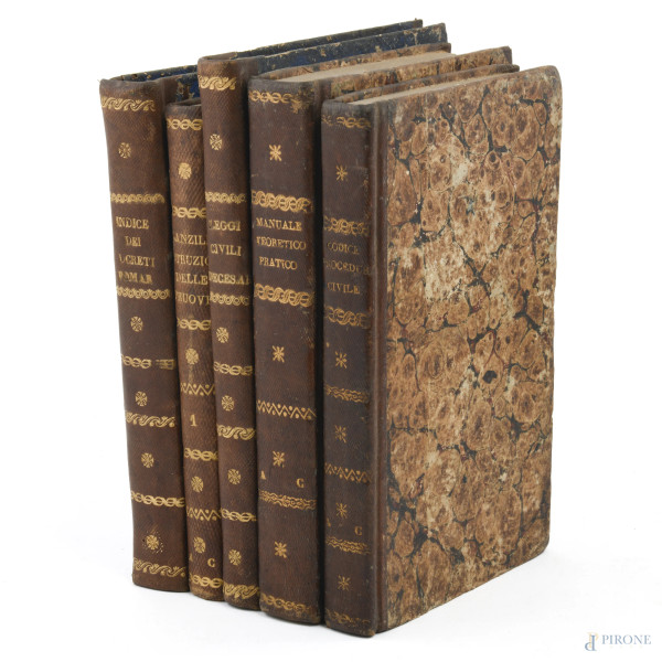 Lotto di 5 libri di argomento giuridico, XIX secolo, (segni di usura, rotture, strappi, mancanze, difetti)
