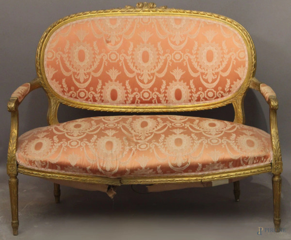 Divanetto in legno dorato con sedile e dorsale in stoffa rosa, primi 900, (difetti)