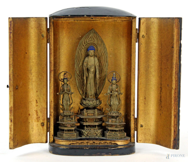 Butsudan in legno laccato nero e dorato, Giappone fine XIX-inizi XX secolo, con all'interno Buddha centrale e due figurine oranti ai lati, cm 16x9,5x4,5, aperto cm 16x20x6, (difetti)