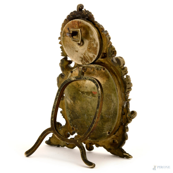 Orologio da tavolo in smalto e bronzo con scena galante. Vienna, XIX secolo, cm 11x8,5 (difetti, ...