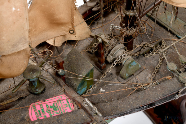 Modello di veliero in legno e tessuto, cm 118x134,x31 (difetti)