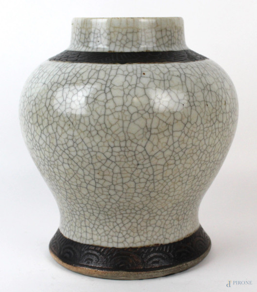 Vaso cinese con decoro a craquel&#232;, altezza cm 24, XX secolo