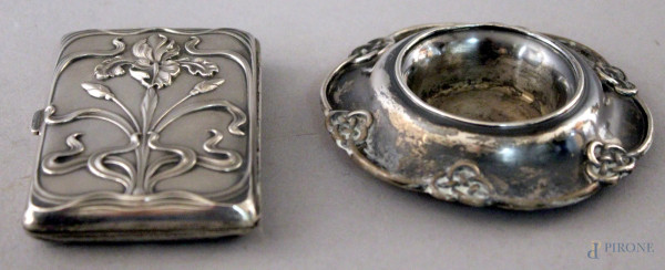 Lotto composto da un portasigarette ed un centrino in argento, periodo liberty, gr, 100.