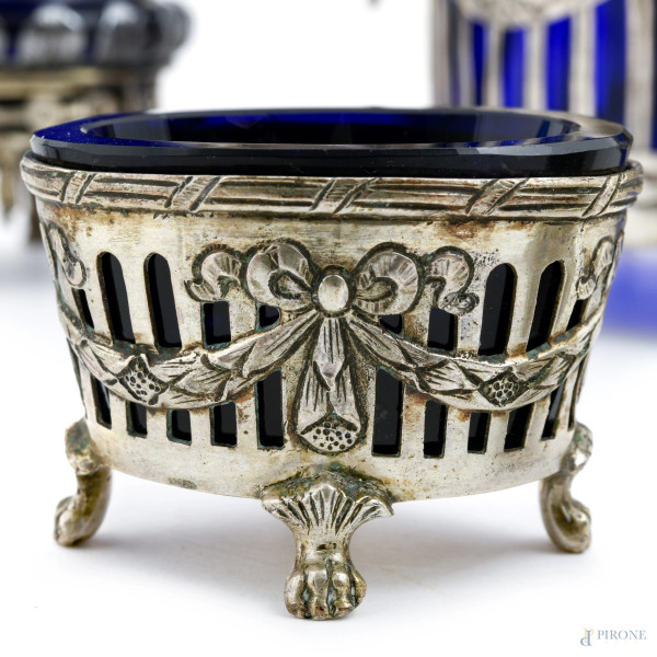 Lotto di sette oggetti in argento e vetro blu cobalto, XIX secolo, misure massime cm 14x21x11