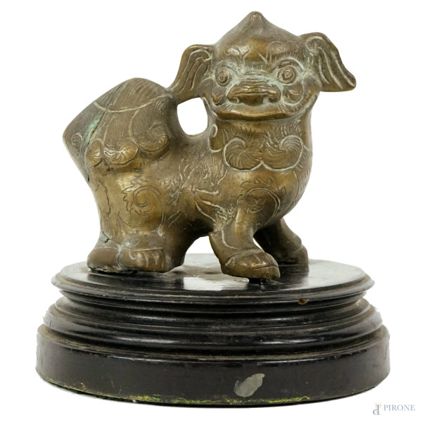 Cane di Phoo in bronzo, poggiante su base in legno,  cm h 10,5,