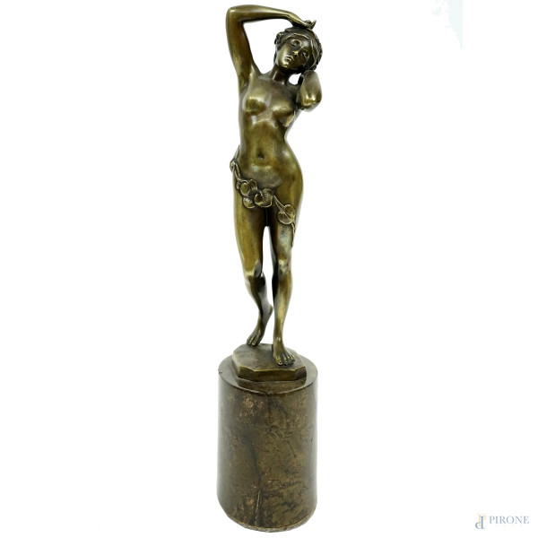 Nudo femminile, scultura in bronzo, cm h 21,5, base in marmo, firmata Marrés.