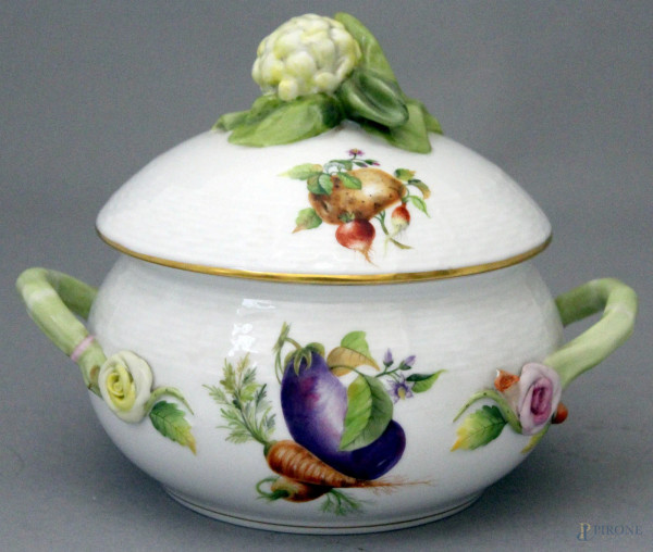 Piccola zuppiera a due manici in porcellana Herend a decoro di ortaggi e fiori, altezza 18 cm, diametro max. 19 cm.