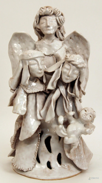 Rita Calisi (XX sec.), Sacra famiglia, scultura in maiolica bianca, H 30 cm.