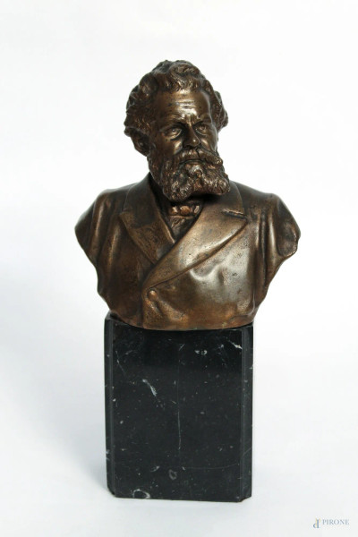 Giosu&#232; Carducci, busto in bronzo con base in marmo, H 16 cm.