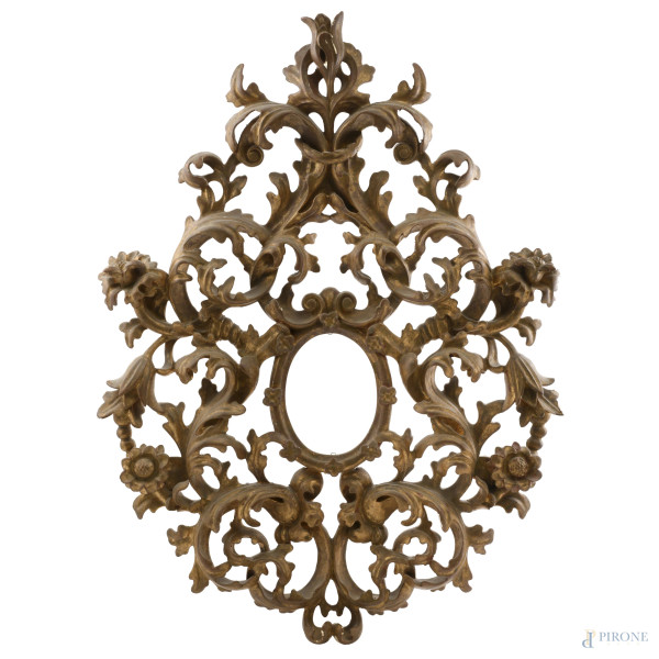 Cornice in legno dorato e intagliato a volute vegetali, XX secolo, cm 62x46; luce cm 12x9, (segni di usura, scalfitura, rotture difetti)