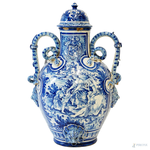 Grande vaso biansato in maiolica Savona, XVIII secolo, decorato in monocromia blu con figure classiche, coperchio a cupolino e manici serpentiformi, cm h 79, (difetti e restauri)