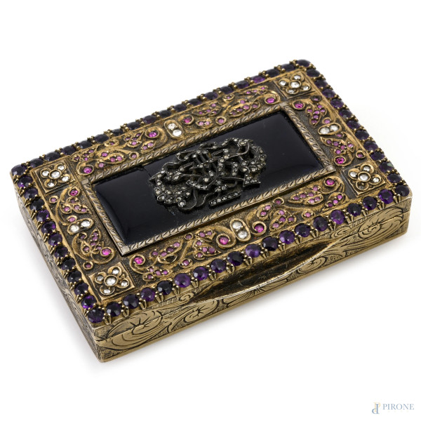 Portasigarette in argento cesellato  con pietre e brillantini al coperchio ed interno in argento vermeil, XX secolo, cm 2x8x5,5, peso lordo complessivo gr 165 (segni di usura, difetti)