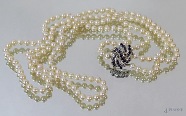 Collana in perle a due fili, chiusura in oro bianco, lunghezza cm 31