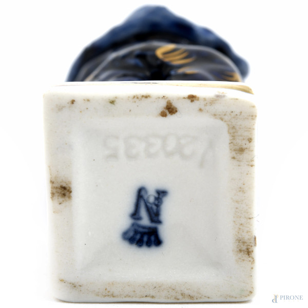 Coppia di sculture in porcellana Dresda raffiguranti fanciulli, altezza massima cm 9,5