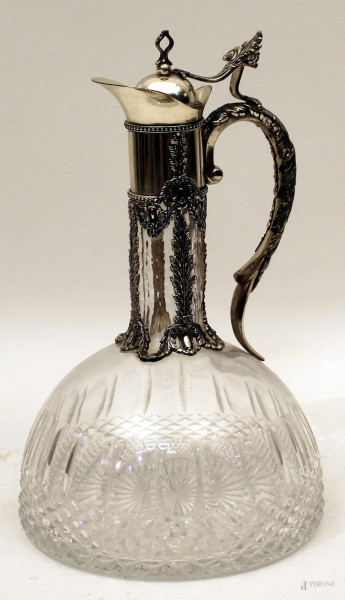 Caraffa in vetro con particolari in metallo argentato, h. 30 cm.