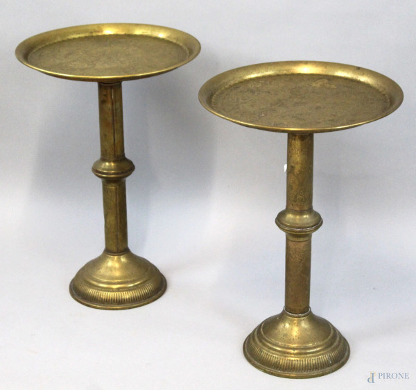 Due tavolini arabi in ottone, piano con decori incisi,  cm h 48, diam. cm 32,5
