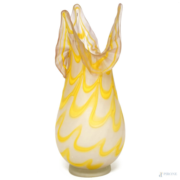 Vaso in vetro satinato bianco e giallo, Murano, XX secolo, cm h 37,5