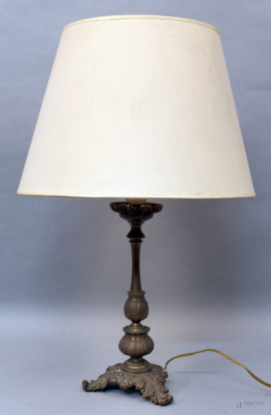 Lampada in bronzo, primi 900 h. 51 cm.