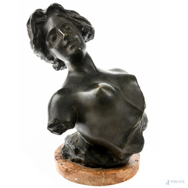 Scultura in bronzo a patina nera raffigurante busto di figura femminile, XX secolo, cm 26x18x18, (difetti)