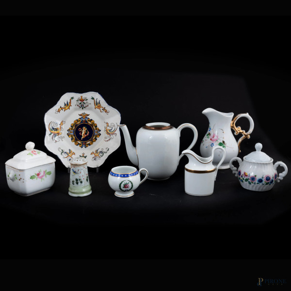 Lotto di porcellana di varia foggia e manifattura, XX secolo, altezza massima cm 15,5, (Segni di usura, scoloriture, scalfiture, difetti)