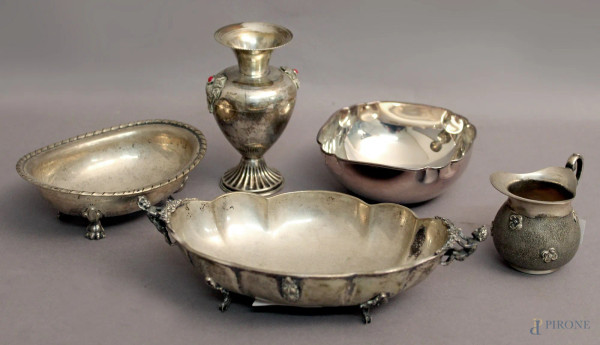 Lotto composto da cinque oggetti diversi in argento, H massima 11 cm, gr. 310.