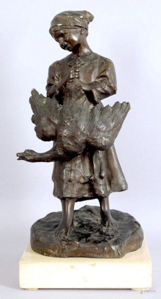 Contadina con papera; scultura in bronzo brunito, base in marmo, altezza 29,5 cm.