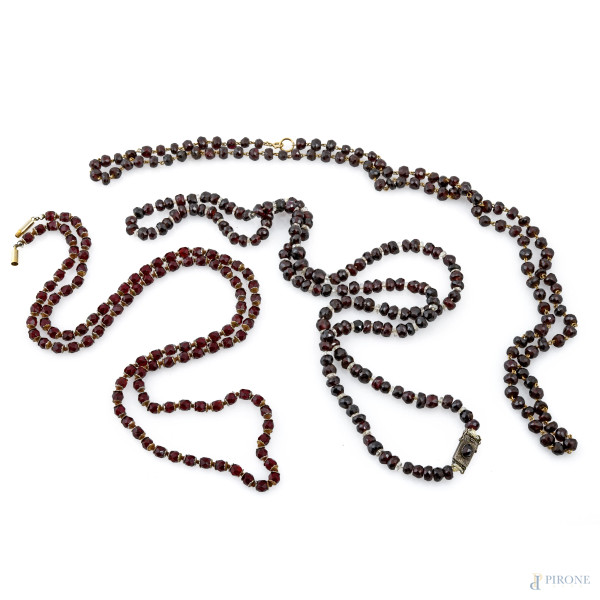 Lotto di tre collane di bigiotteria, lunghezza massima cm 94, (segni di usura)