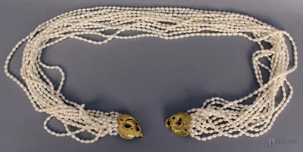 Collana in perle di fiume di prima scelta a tredici fili, chiusura in oro 18 Kt. Con smeraldi, rubini e zaffiri, lunghezza 78 cm, gr. 300.