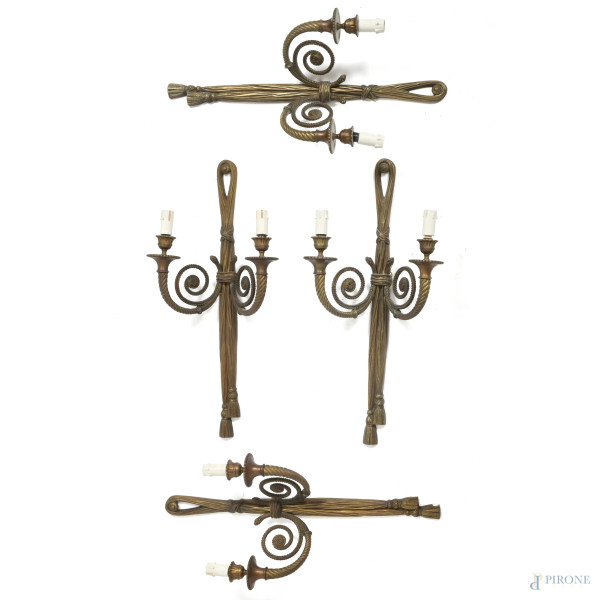 Lotto di quattro appliques a due luci in bronzo, XX secolo, cm 61x28x14, (segni di usura, difetti, da revisionare)