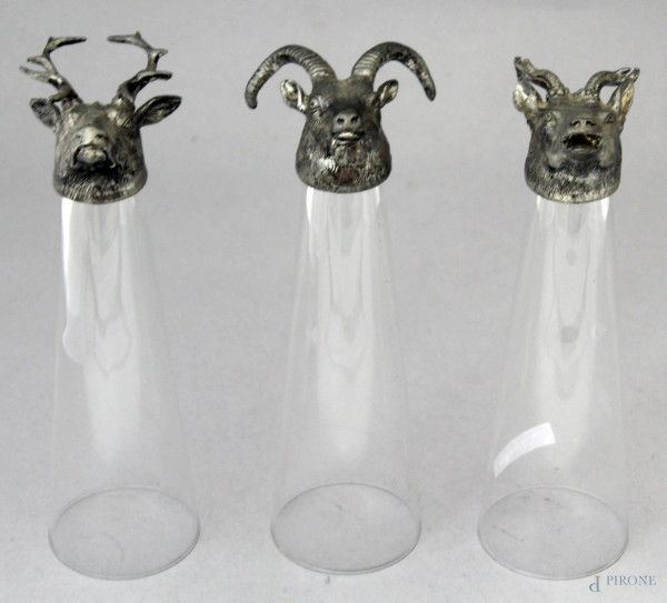 Lotto composto da tre calici in cristallo con base in metallo a forma di animali, altezza 24 cm.