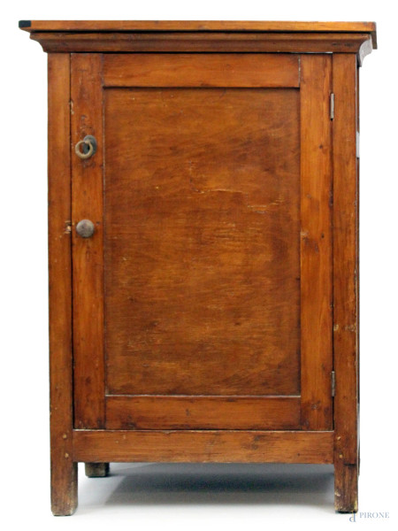 Mobiletto in legno dolce tinto noce, prima metà del XX secolo, ad uno sportello, cm h 92x67x37, (difetti).