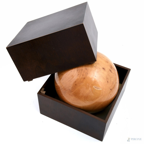 Sfera in legno, "Il mondo nelle vostre mani", edizione limitata in esclusiva per Alitalia, diametro cm 15 circa, entro scatola in legno scuro