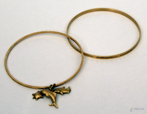 Lotto di due bracciali con pendenti a forma di pesci in oro 18 kt., gr.19.