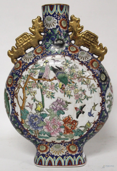 Vaso a fiasca in porcellana a decoro floreale, volatili e pavoni con anse a forma di cane di fo, H 47 cm, marcato, arte cinese.