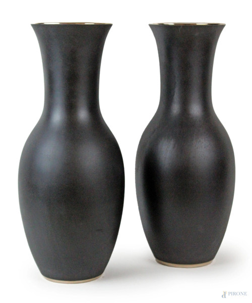 Coppia di vasi Richard Ginori, in porcellana opaca nera, interno bianco lucido, profili argentati, cm h 44,5, XX secolo