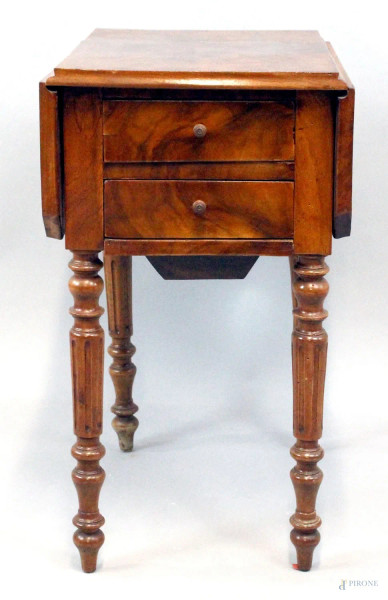 Tavolino a bandelle in radica di noce, da un lato due cassettini, dall'altro uno sportello, gambe tornite, cm h 68x52x38, (con piano aperto cm h68x52x74), fine XIX secolo