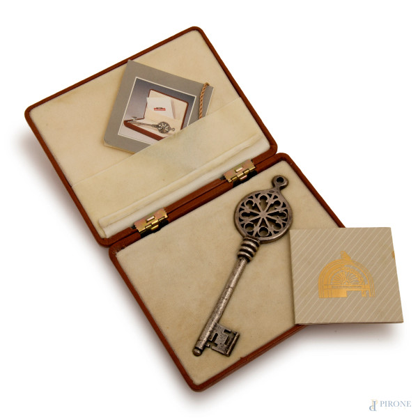 Chiave in argento 925/000, misure cm 14x4, peso gr 80