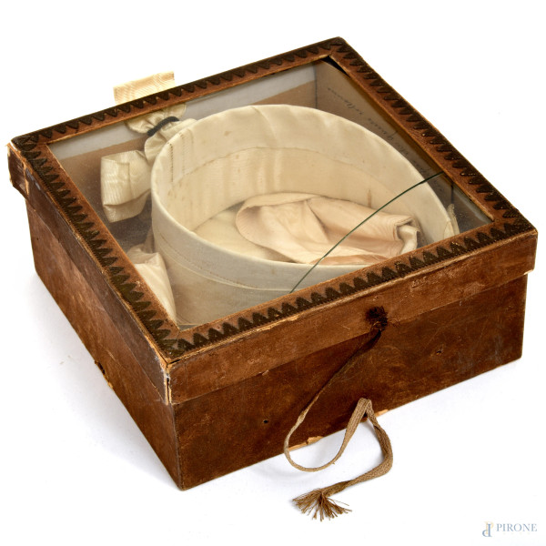 Collarino e fazzoletto in tessuto indossati da Papa Leone XIII, garantiti dal Cav. Pio Centra ("Aiutante di S. Santità e Mazziere Pontificio)
