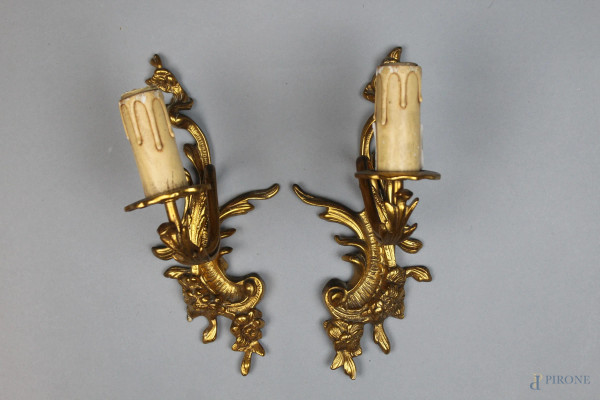 Coppia di appliques ad una luce in metallo dorato, altezza cm 26, XX secolo.
