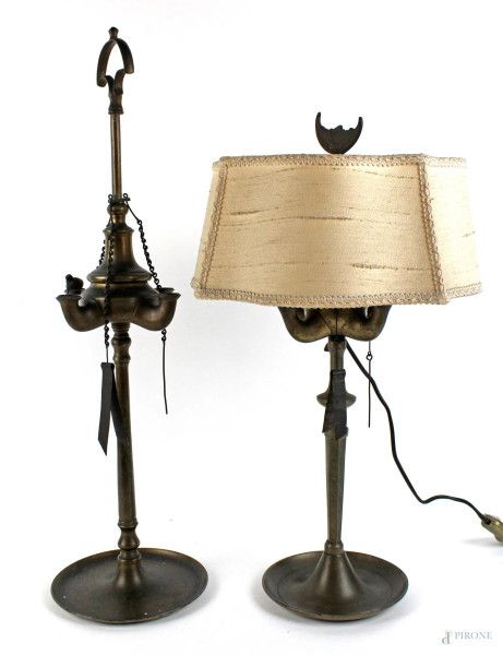 Due lampade fiorentine in bronzo, di cui una elettrificata con paralume, altezza max cm. 60, XIX secolo.