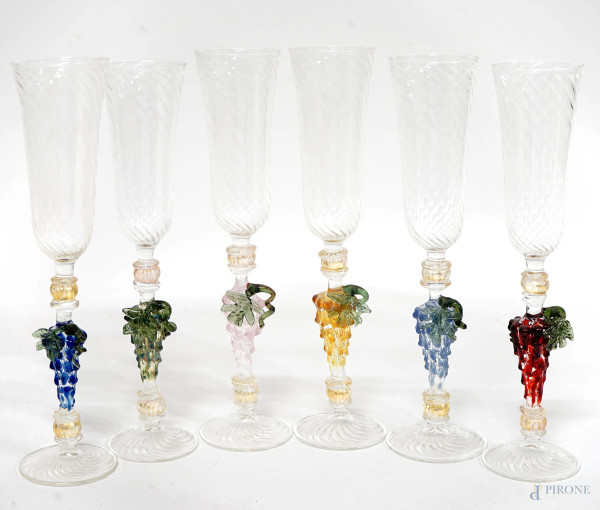 Servizio di 6 bicchieri in vetro di Murano, XX secolo, con lavorazione rigadin ritorto e fusto a foggia di grappolo d'uva, inclusioni dorate, cm h 22