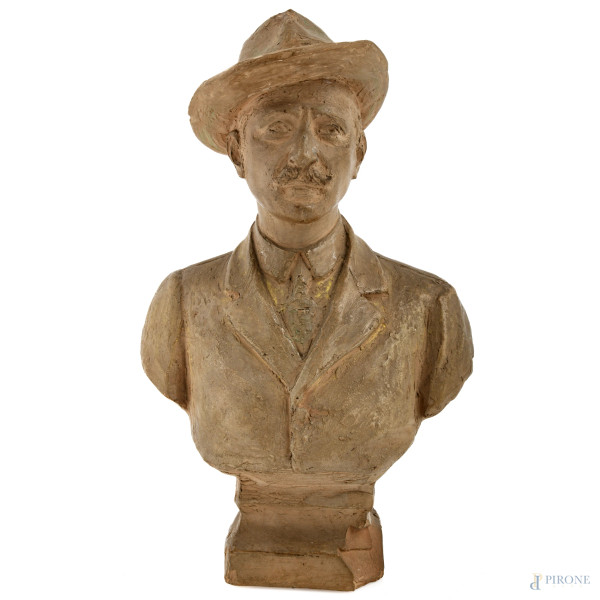 Busto raffigurante Trilussa in terracotta, altezza cm 18,5, inciso al retro "III 39" e datato "Roma, 1918"