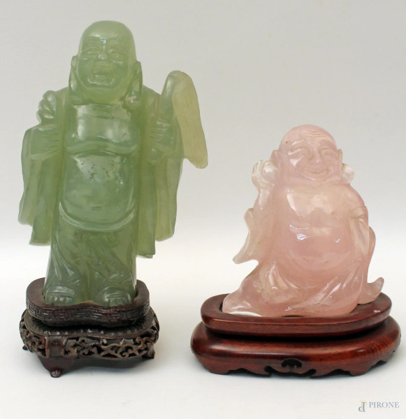 Lotto composto da un Budda in quarzo rosa e un Budda in quarzo verde, H 13 cm e 18 cm.